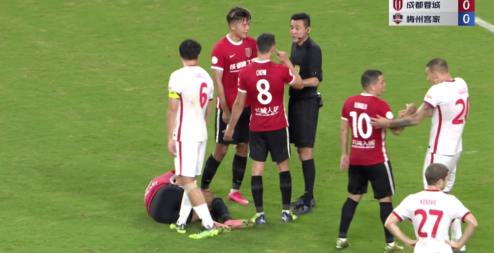 关于球员退场引发矛盾，俱乐部发表声明澄清的信息