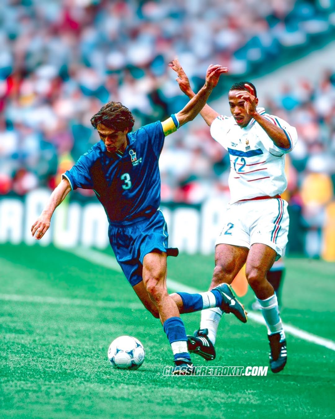 包含足球比赛邂逅浪漫，球场上演故事传奇的词条