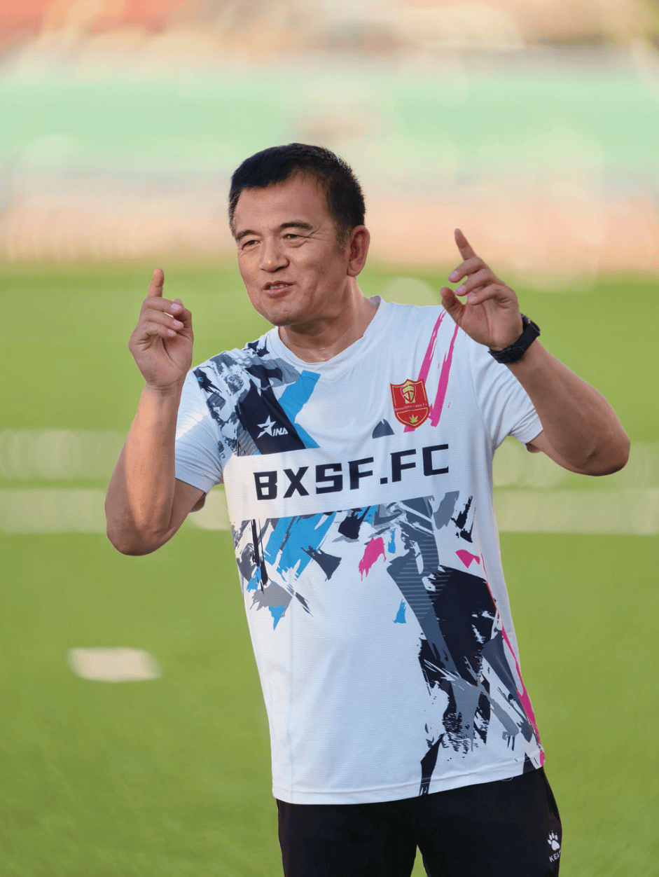 包含足球比赛邂逅浪漫，球场上演故事传奇的词条