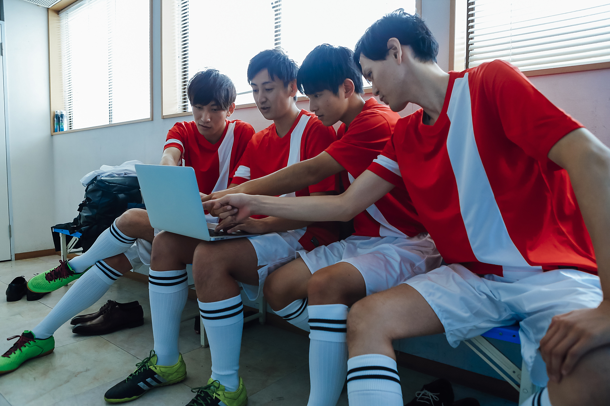 激情四射！球员们在比赛中投入全身心的激情的简单介绍