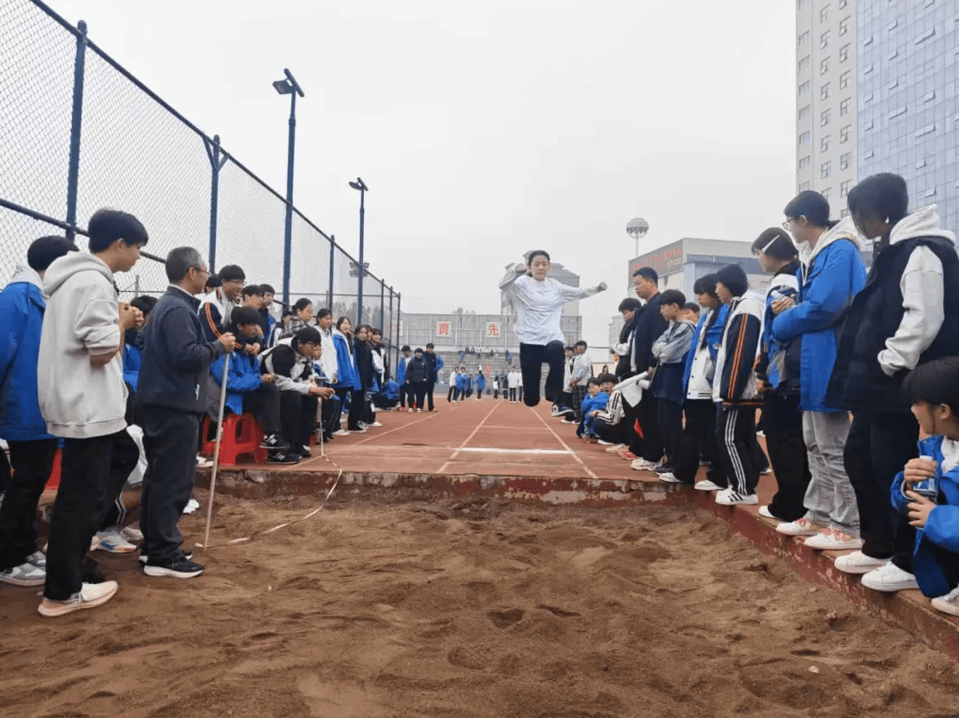 激情四射！球员们在比赛中投入全身心的激情的简单介绍