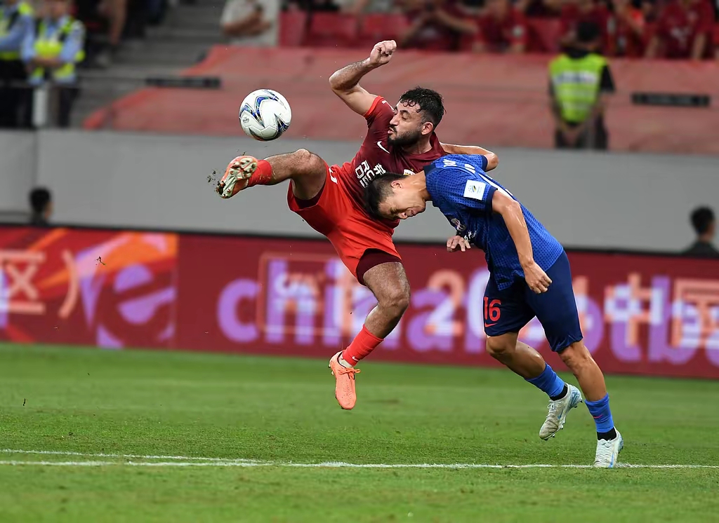 两支国际强队将在足球场上展开对决 两支国际强队将在足球场上展开对决