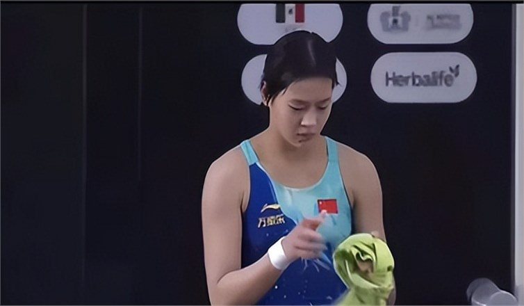 墨西哥选手在举重比赛中斩获金牌