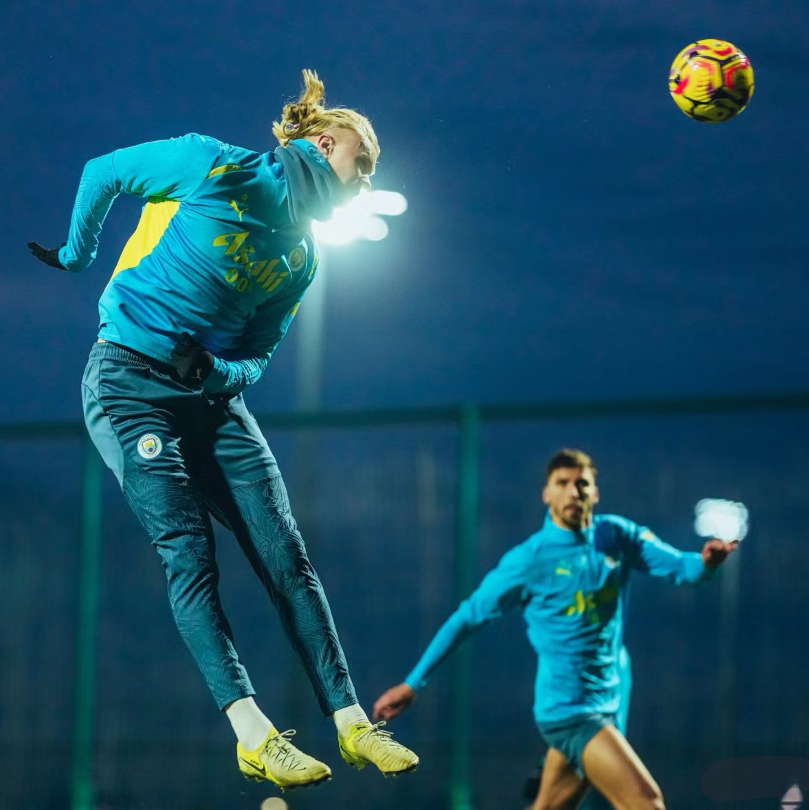 关于曼城客场胜出布莱顿，稳固领先位置向冠军头衔挺进的信息