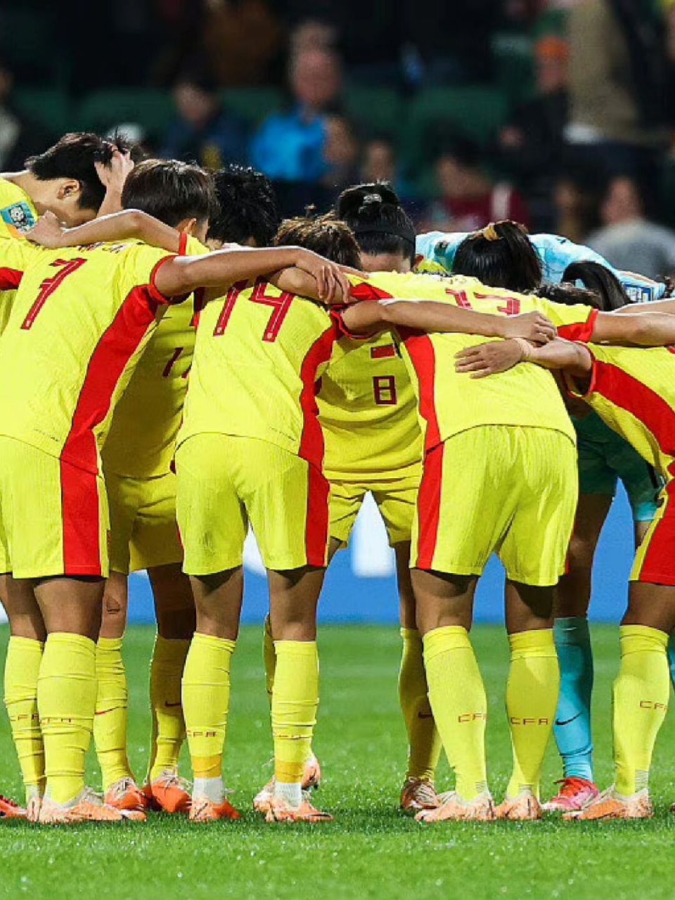 团结奋进，女足队员们握手共进