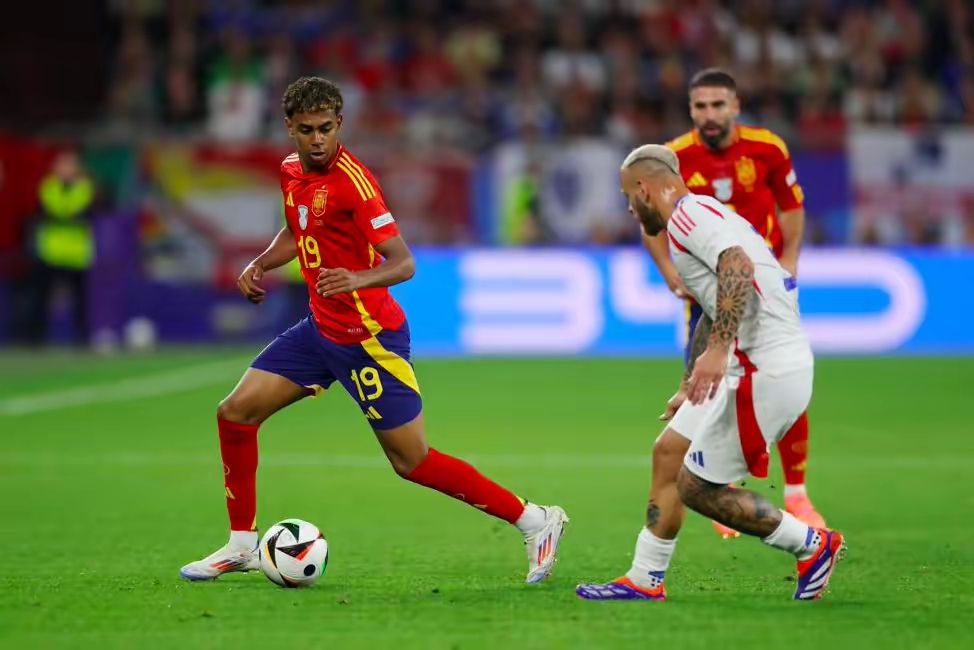 关于意大利队全面压制对手，大比分获胜的信息