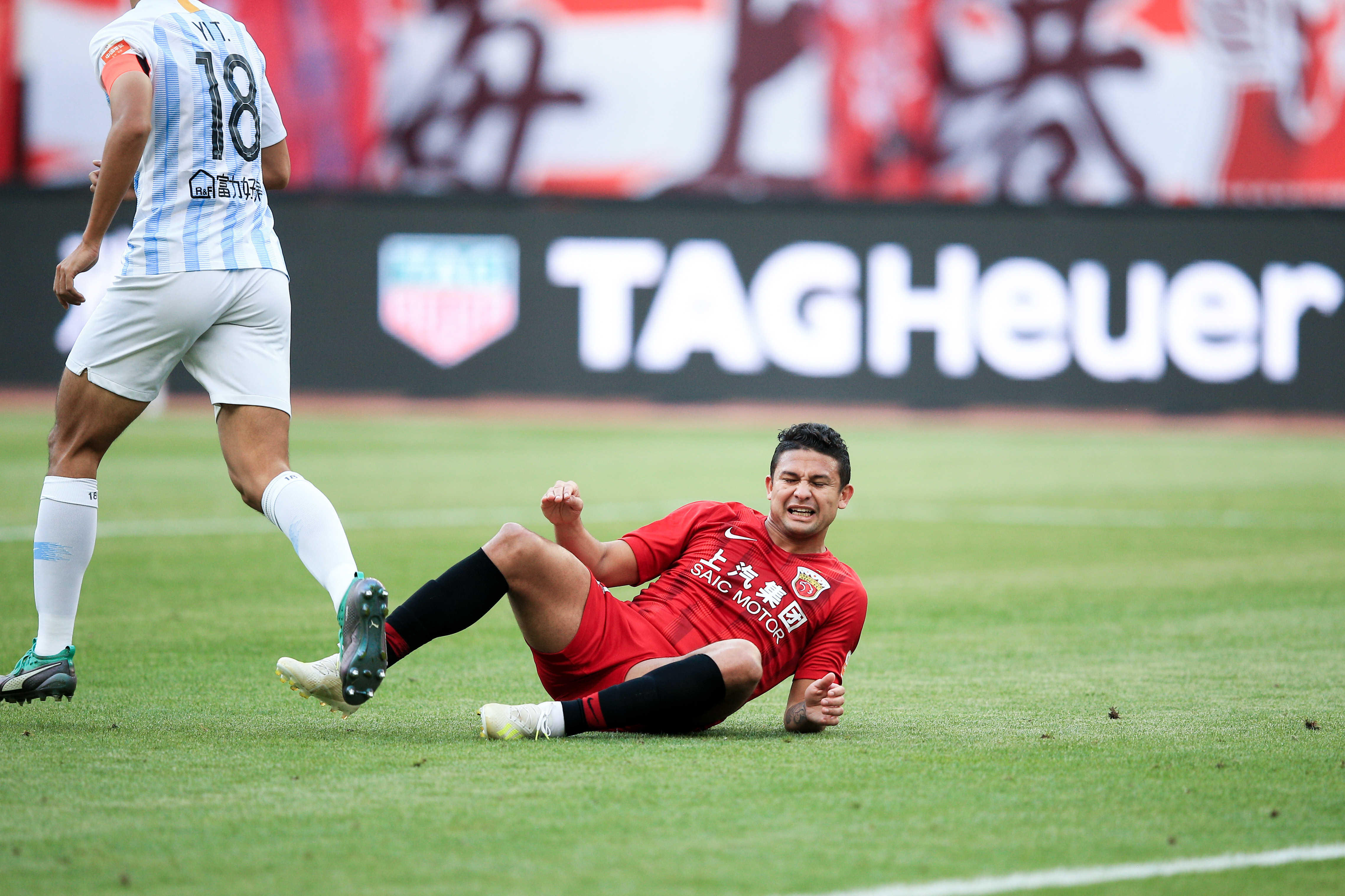 包含富力主场不敌上港，继续跌至榜尾位置的词条