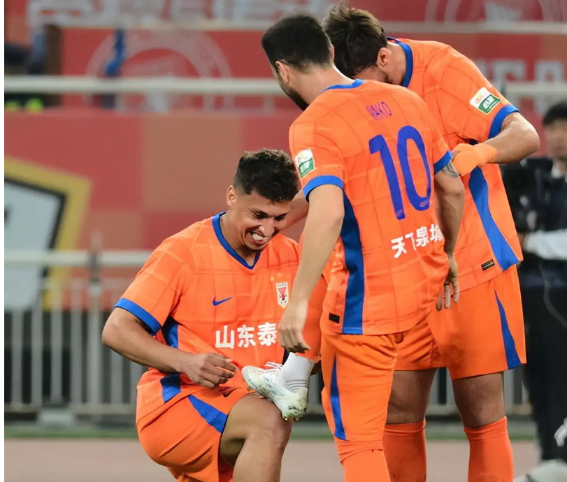 关于鲁能队在比赛中实现了反超，力压对手赢得比赛的信息