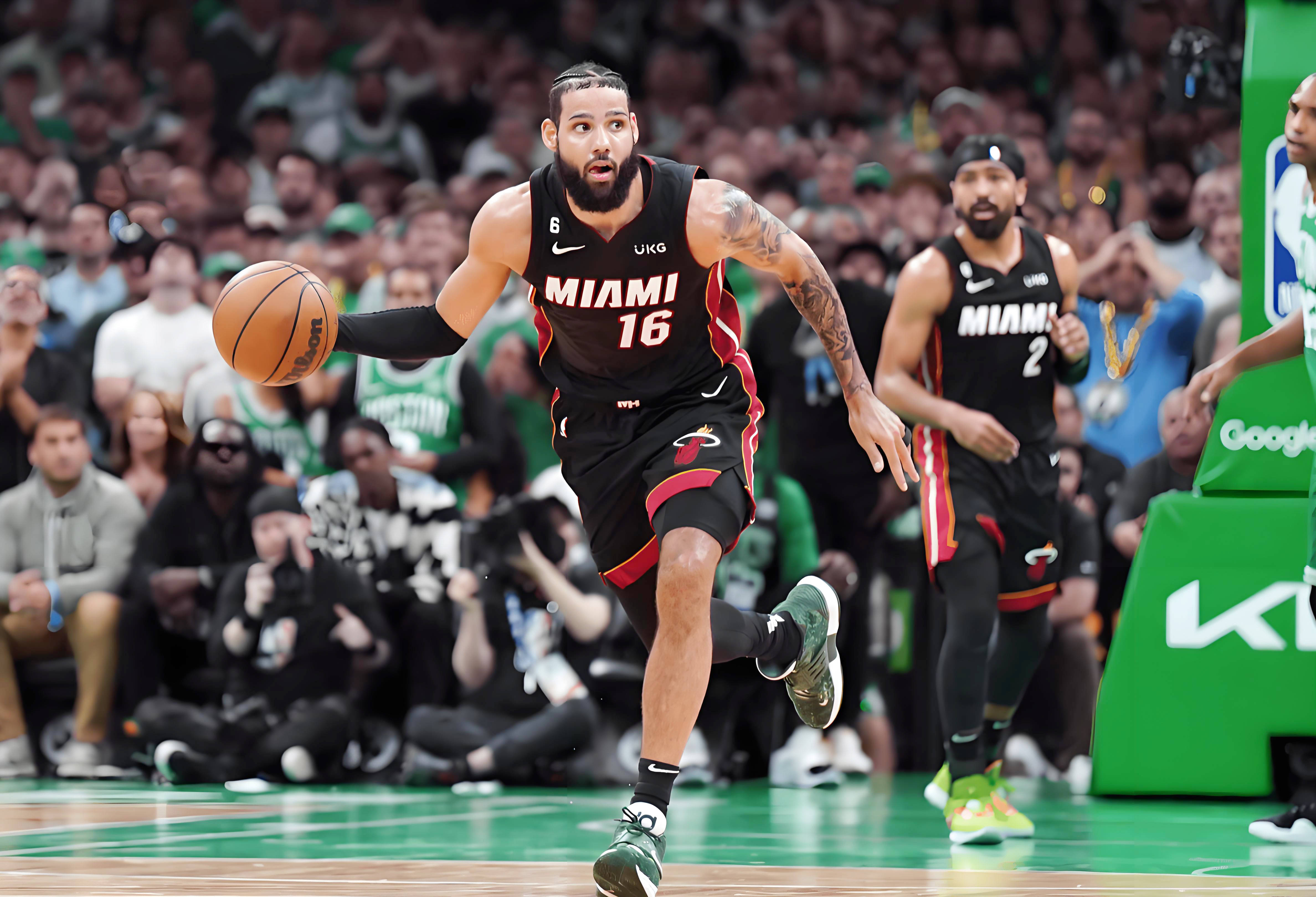 包含凯尔特人鏖战76人，乔治·希尔爆发神勇的词条