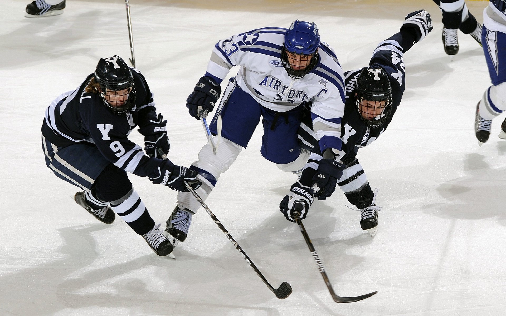 绿茵场上的双重奇迹,日本掀翻加拿大,姆巴佩生涯之夜改写足球叙事